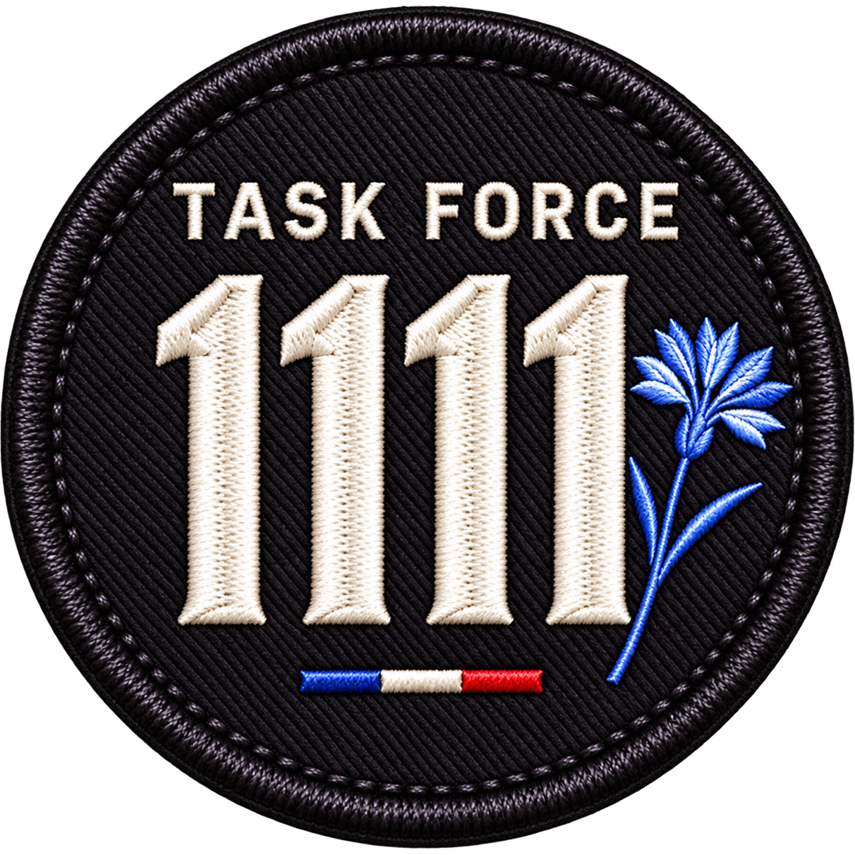 Écusson brodé Task Force 1111 : TASK FORCE au sommet, chiffres 1111 au centre, fleur de bleuet à droite, barrette tricolore au-dessous.